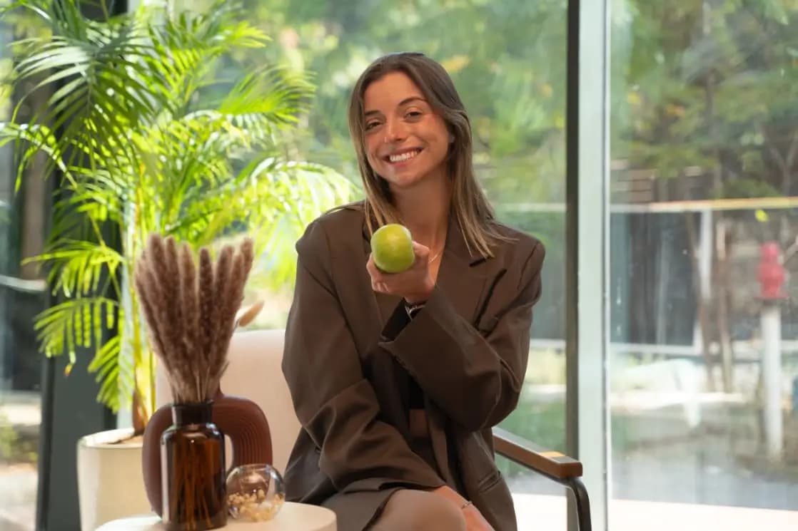 tal holding an healthy apple